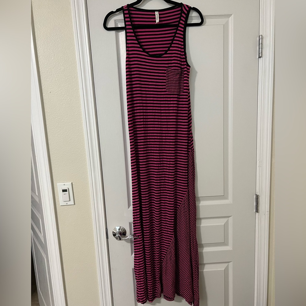 Like new • kensie maxi dress • size medium • pink and black